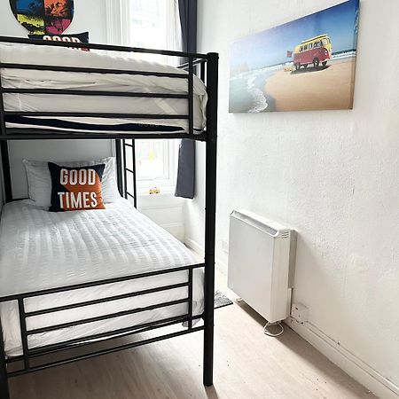 בורנמות' The City Surfer Apartment - By Coastline Retreats - Parking Included - Sleeps 5 - City Centre מראה חיצוני תמונה