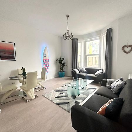 בורנמות' The City Surfer Apartment - By Coastline Retreats - Parking Included - Sleeps 5 - City Centre מראה חיצוני תמונה