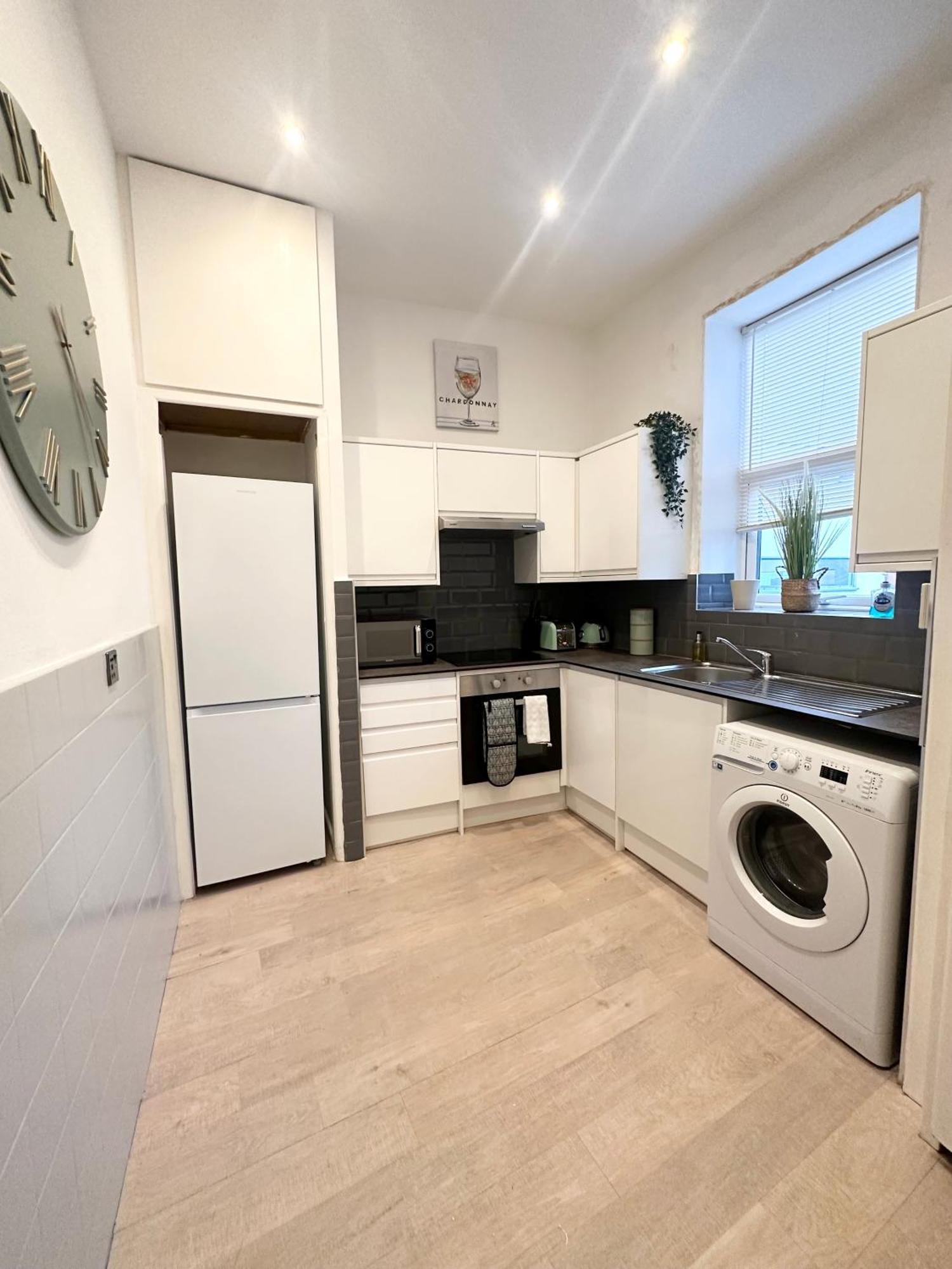 בורנמות' The City Surfer Apartment - By Coastline Retreats - Parking Included - Sleeps 5 - City Centre מראה חיצוני תמונה