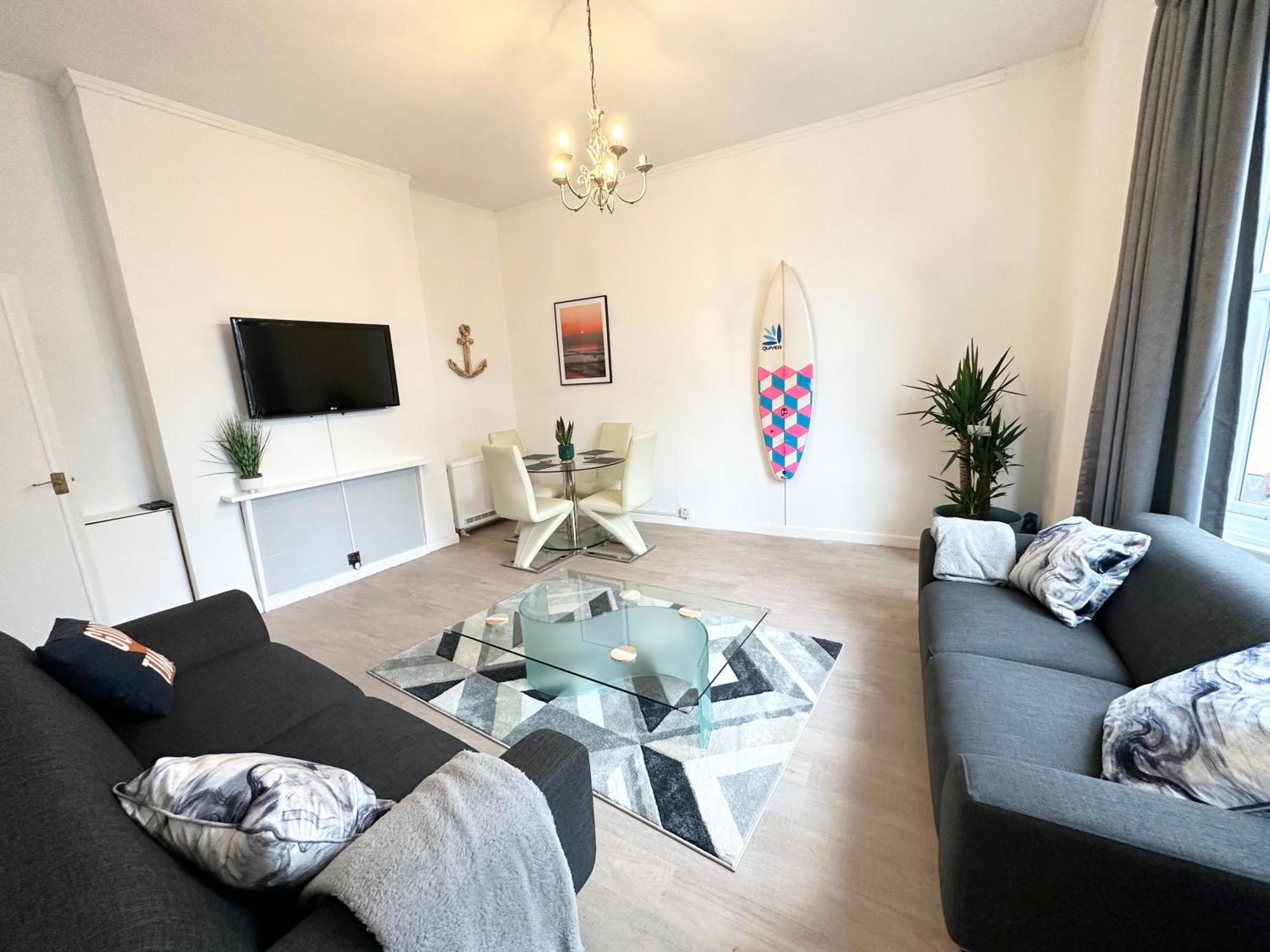 בורנמות' The City Surfer Apartment - By Coastline Retreats - Parking Included - Sleeps 5 - City Centre מראה חיצוני תמונה