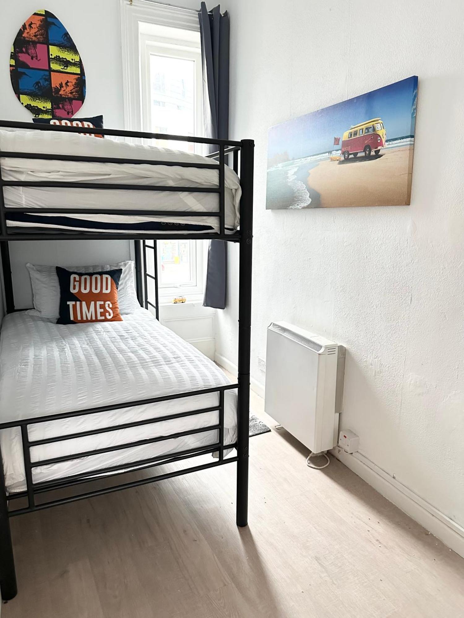 בורנמות' The City Surfer Apartment - By Coastline Retreats - Parking Included - Sleeps 5 - City Centre מראה חיצוני תמונה