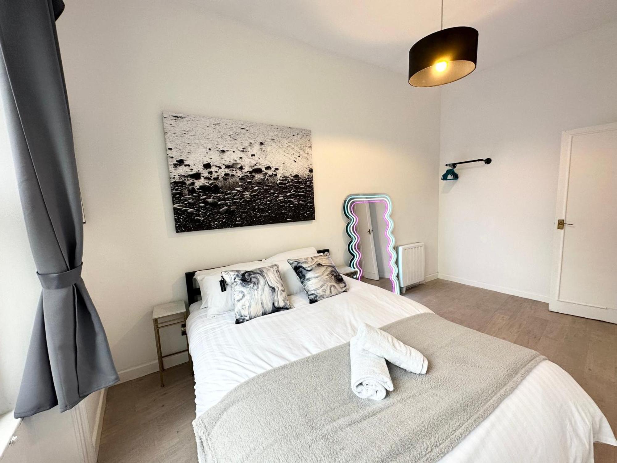 בורנמות' The City Surfer Apartment - By Coastline Retreats - Parking Included - Sleeps 5 - City Centre מראה חיצוני תמונה