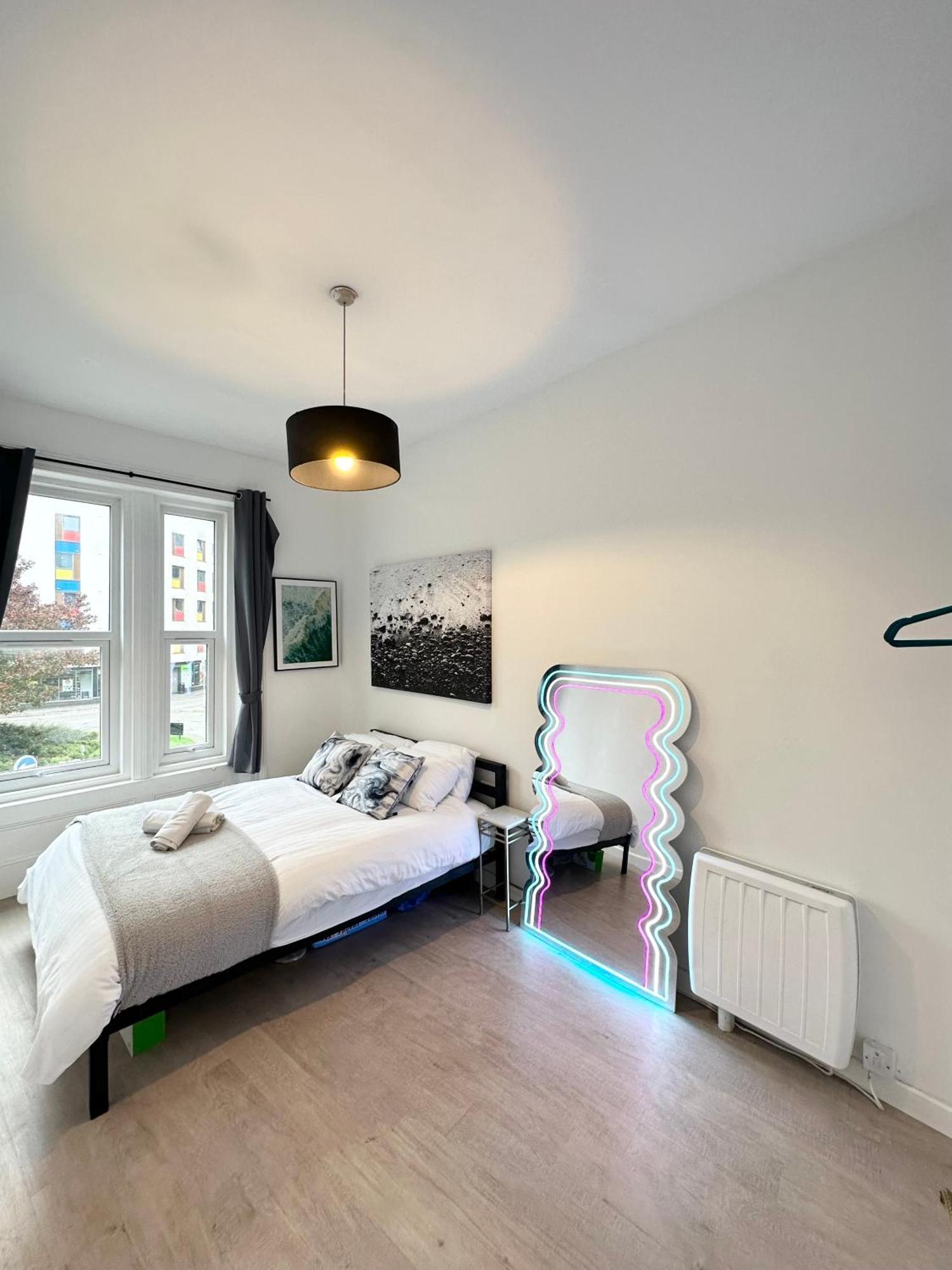בורנמות' The City Surfer Apartment - By Coastline Retreats - Parking Included - Sleeps 5 - City Centre מראה חיצוני תמונה