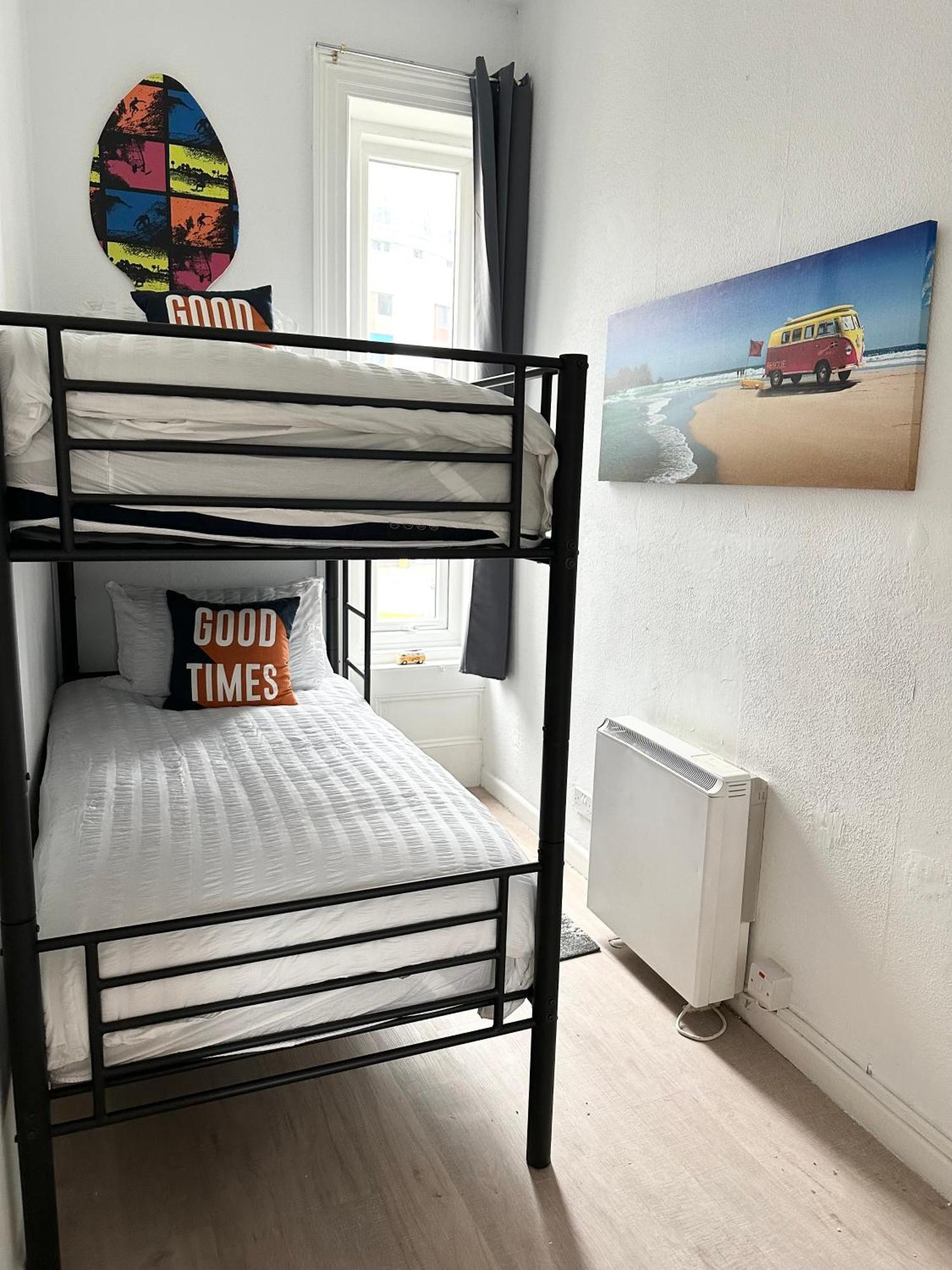 בורנמות' The City Surfer Apartment - By Coastline Retreats - Parking Included - Sleeps 5 - City Centre מראה חיצוני תמונה