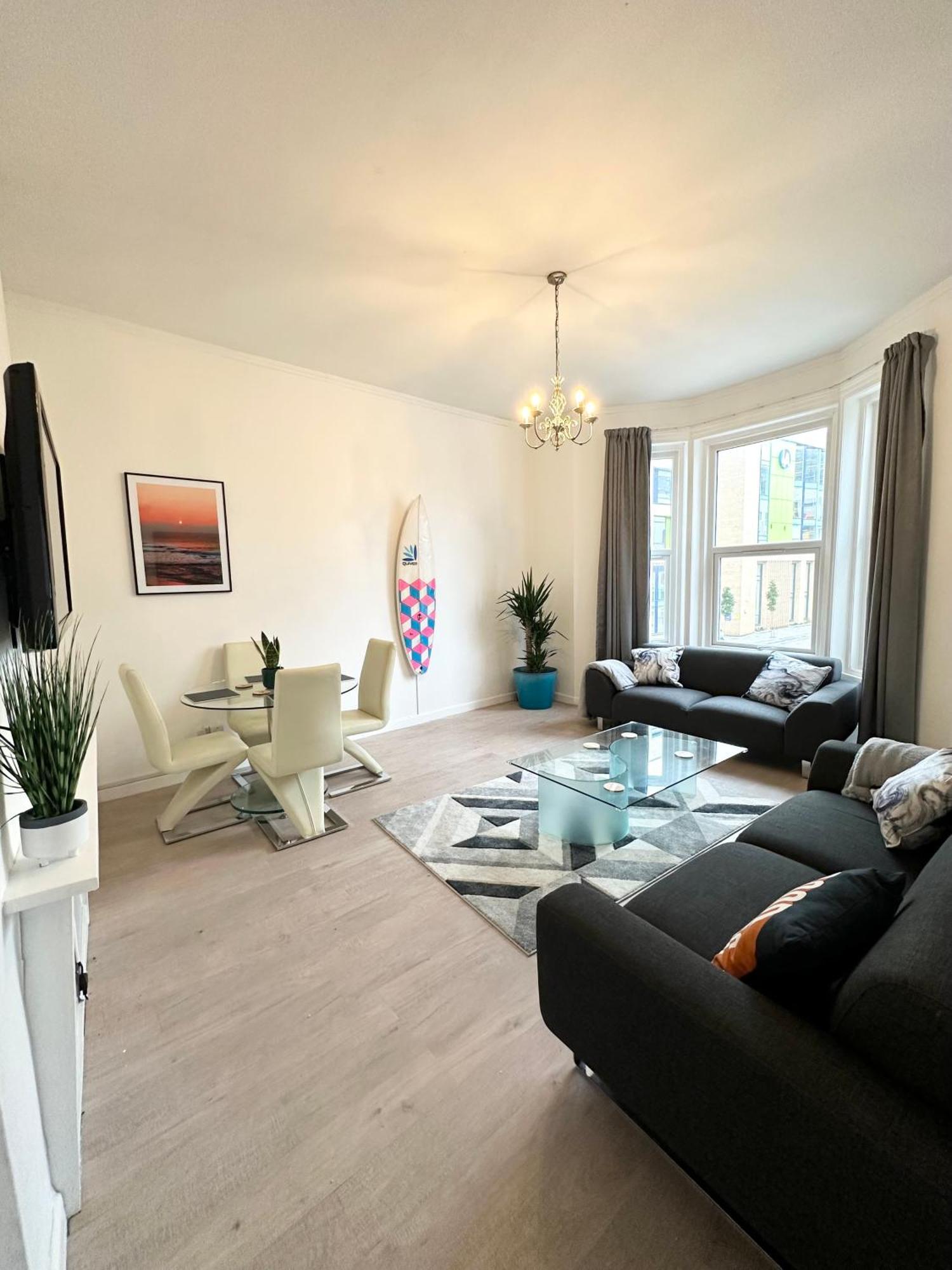 בורנמות' The City Surfer Apartment - By Coastline Retreats - Parking Included - Sleeps 5 - City Centre מראה חיצוני תמונה