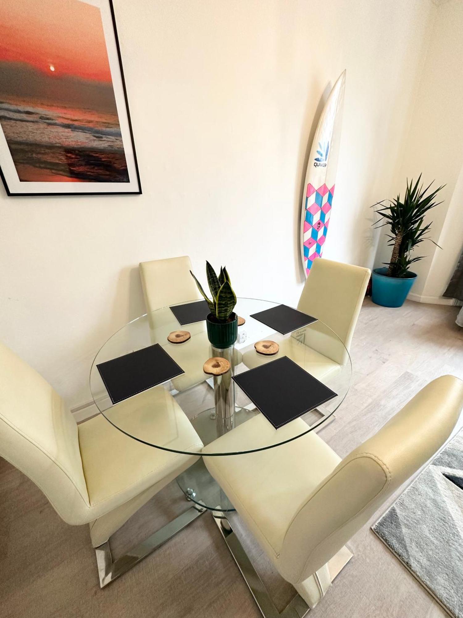 בורנמות' The City Surfer Apartment - By Coastline Retreats - Parking Included - Sleeps 5 - City Centre מראה חיצוני תמונה