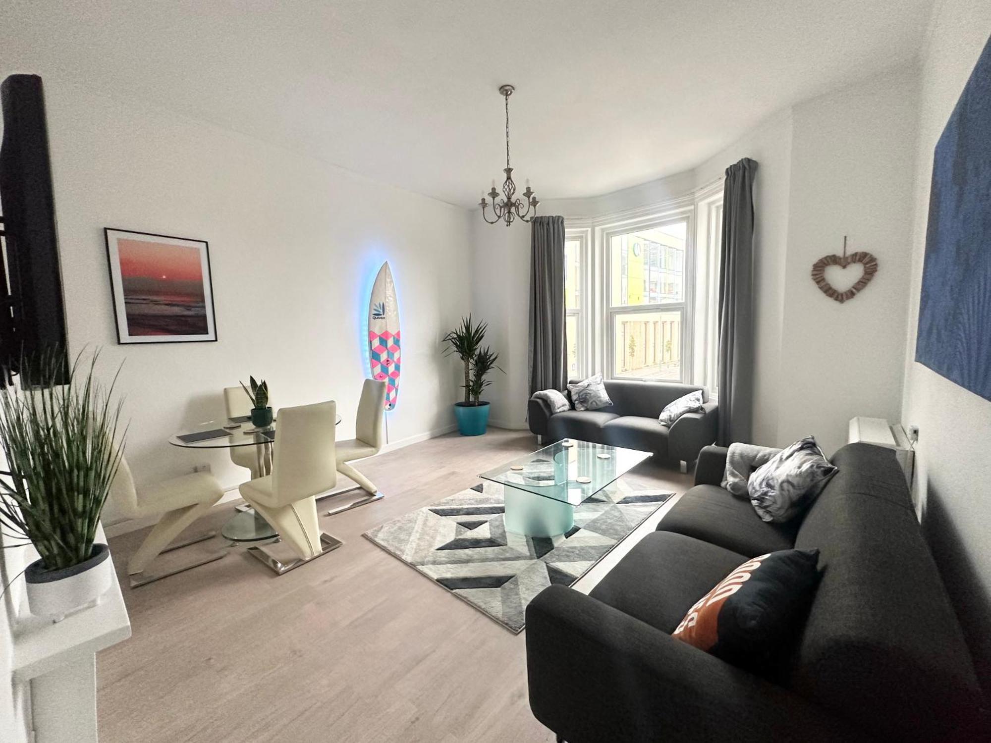 בורנמות' The City Surfer Apartment - By Coastline Retreats - Parking Included - Sleeps 5 - City Centre מראה חיצוני תמונה